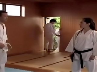 Japonais karate prof frappai par studen à deux reprises