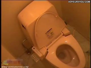 Rejtett cameras -ban a barátnő vécé szoba
