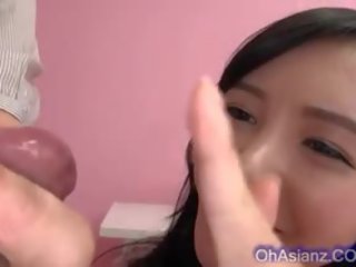 Super jovem asiática senhora a chupar rocha difícil putz
