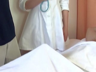 Asiática healer folla dos fellows en la hospital