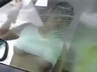 Japonesa adolescente lavado coche vídeo