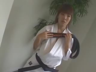 Hitomi tanaka. thạo lớp karate.